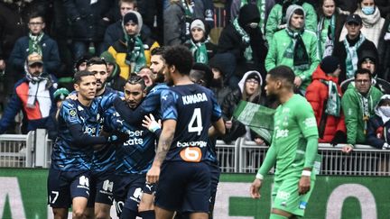 Les Marseillais enlacent Dimitri Payet, auteur de l'égalisation sur penalty contre Saint-Etienne, le 3 avril 2022. (JEFF PACHOUD / AFP)