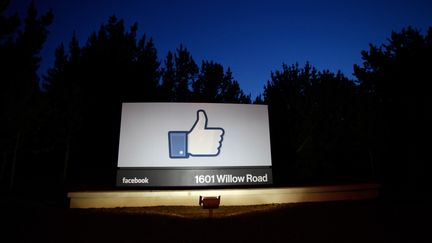 Un panneau g&eacute;ant "j'aime" &agrave; l'entr&eacute;e du si&egrave;ge de Facebook &agrave; Menlo Park (Etats-Unis), le 18 mai 2012. (STEPHEN LAM / GETTY IMAGES NORTH AMERICA / AFP)