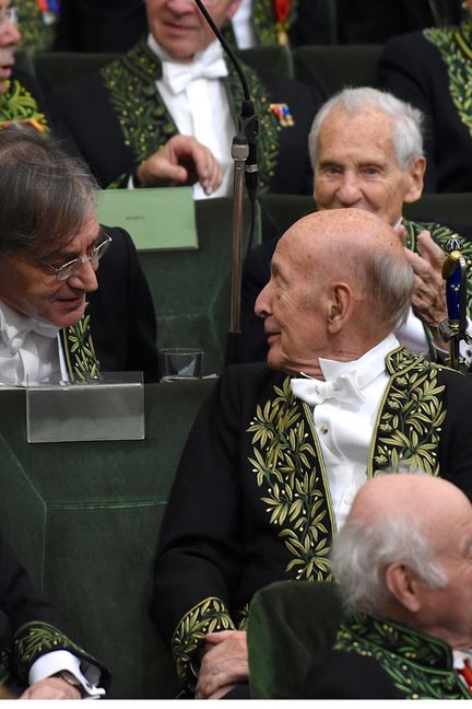 Au centre, Alain Finkielkraut et Valéry Giscard d'Estaing, le jour de l'entrée du philosophe à l'Académie française, le 28 janvier 2016. (EREZ LICHTFELD / SIPA)