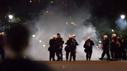 Des policiers qu&eacute;b&eacute;cois encadrent une manifestation d'&eacute;tudiants le 22 mai 2012 &agrave; Montr&eacute;al (Canada). (BRETT GUNDLOCK / REUTERS)