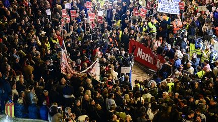 Une manifestation contre les autorités un mois après les inondations dévastatrices à Valence, dans l'est de l'Espagne, le 30 novembre 2024. (JOSE JORDAN / AFP)