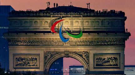 Agitos, simbol Paralimpiade, di Arc de Triomphe, 28 Agustus 2024 di Paris. (BOB MARTIN/OIS/IOC)