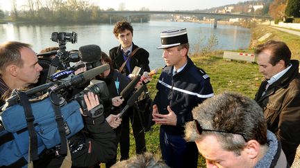 Le capitaine Alexandre Gurret, officier de communication de la gendarmerie, lors d'une conf&eacute;rence de presse &agrave; Tr&eacute;voux (Ain) sur les recherches consacr&eacute;es &agrave; Alexis Mentrel, le 23 novembre 2011. (LAURENT THEVENOT / LE PROGRES / PHOTOPQR / MAXPPP)