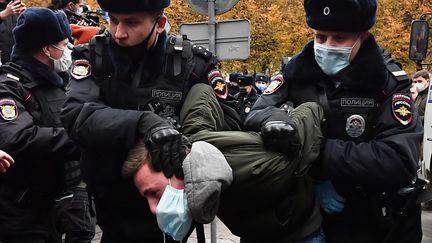 Des policiers russes arrêtent un homme lors d'une manifestation le 4 novembre 2020.&nbsp; (YURI KADOBNOV / AFP)