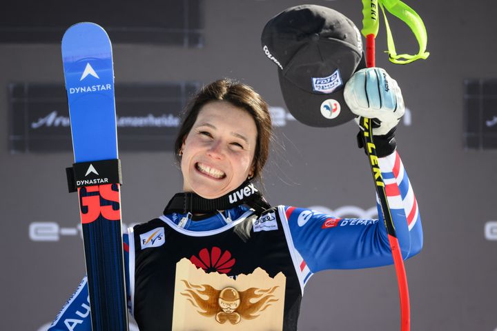 La skieuse de Flaine Romane Miradoli a remporté le Super-G de Lenzerheide (Suisse) le 5 mars 2022. (FABRICE COFFRINI / AFP)