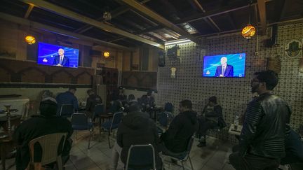 Les consommateurs d'un café de Tunis regardent la première interview du président tunisien Kaïs Saïed, diffusée le 30 janvier 2020 sur la chaîne&nbsp;publique Al Wataniya 1. (AFP - YASSINE GAIDI / ANADOLU AGENCY)