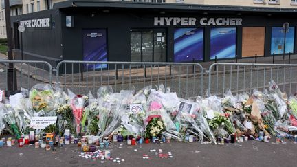 Des fleurs en hommage aux&nbsp;otages tués durant l'attaque de l'Hyper Cacher, porte de Vincennes à Paris, le 12 janvier 2015. (MILAN SZYPURA/HAYTHAM-REA / HAYTHAM PICTURES)