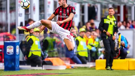 Hakan Calhanoglu lors de la saison 2017/2018 au Milan AC. (ALESSIO MORGESE / DPPI MEDIA)