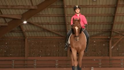 France 2 dresse le portrait d'une championne d'équitation, Amandine&nbsp;&nbsp;Mazzoni,&nbsp;atteinte d'une maladie grave. Elle se bat pour participer aux Jeux Paralympiques de Tokyo en 2020.&nbsp; (FRANCE 2)