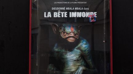 Une affiche du nouveau spectacle de Dieudonn&eacute;, "La b&ecirc;te immonde", devant le th&eacute;&acirc;tre de la Main d'or &agrave; Paris, le 7 juin 2014. (VINCENT EMERY / CITIZENSIDE / AFP)