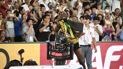 Usain Bolt reprend ses esprits après le choc (FRANCK FIFE / AFP)