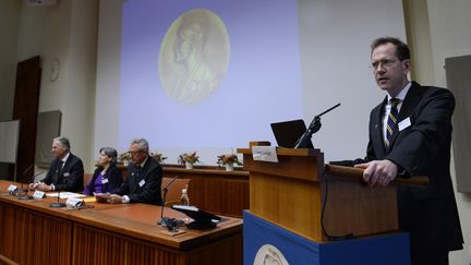 Urban Lendahl, le secr&eacute;taire du comit&eacute; Nobel pour la m&eacute;decine, le 5 octobre 2015 &agrave; Stockholm (Su&egrave;de) lors de l'annonce du prix Nobel de la discipline. (JONATHAN NACKSTRAND / AFP)