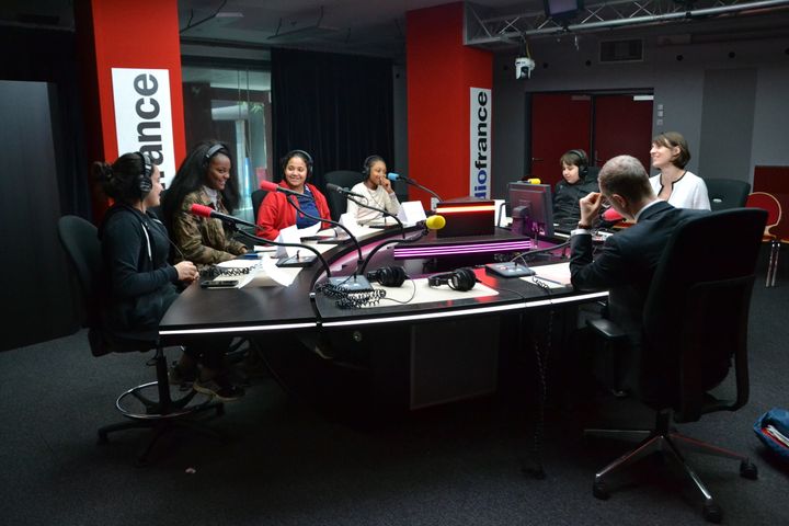 Nos collégiens, journalistes du jour, sont venus dans un studio de Radio France pour enregistrer leur chronique. En amont, ils ont choisi le thème de leur émission et préparé des questions. (ESTELLE FAURE / FRANCEINFO - RADIOFRANCE)