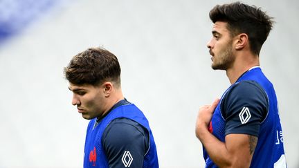 Antoine Dupont et Romain Ntamack à l'entraînement avec les Bleus, le 19 novembre 2021.&nbsp; (FRANCK FIFE / AFP)