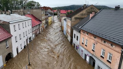 Des rues inondées à Glucholazy (Pologne), le 15 septembre 2024, au passage de la dépression Boris. (SERGEI GAPON / AFP)