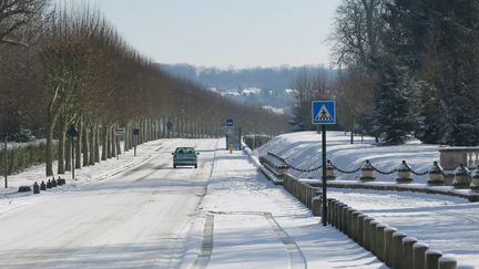 Une route enneig&eacute;e &agrave; Gouvernes (Seine-et-Marne), le 13 mars 2013. (THOMAS POUPEAU / MAXPPP)