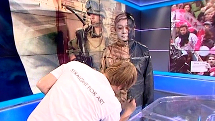 Liu Bolin en pleine séance de camouflage sur le plateau de France 3
 (France 3 Culturebox)