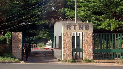 Entrée de la Radio-Télévision nationale du Burundi (RTNB), à Bujumbura, la capitale, le 20 avril 2001. (MARCO LONGARI / AFP)