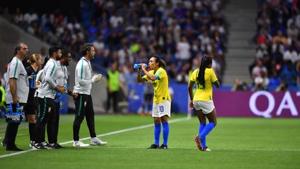 La Brésilienne Marta boit de l'eau, lors du huitième de&nbsp;finale de la Coupe du monde contre la France, le 23 juin 2019, au Havre (Seine-Maritime). (MIRKO KAPPES / FOTO2PRESS / AFP)