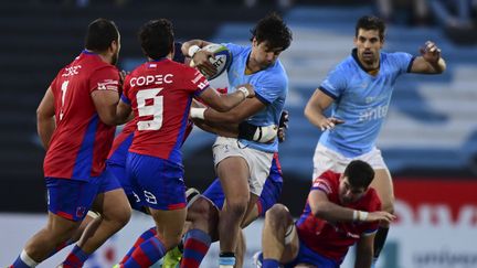 Le trois quarts centre uruguayen Nicolas Freitas, qui évolue à Vannes, échappe à la défense chilienne, lors du match de préparation à la Coupe du monde entre l'Uruguay et le Chili, le 29 juillet 2023 à Montevideo (Uruguay). (PABLO PORCIUNCULA / AFP)