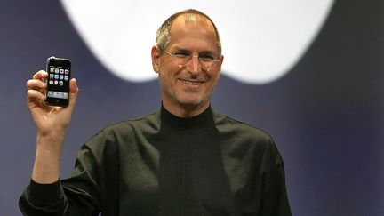 Steve Jobs présentant le premier iPhone le 9 janvier 2007 à San Fransisco, en Californie. (TONY AVELAR / AFP)