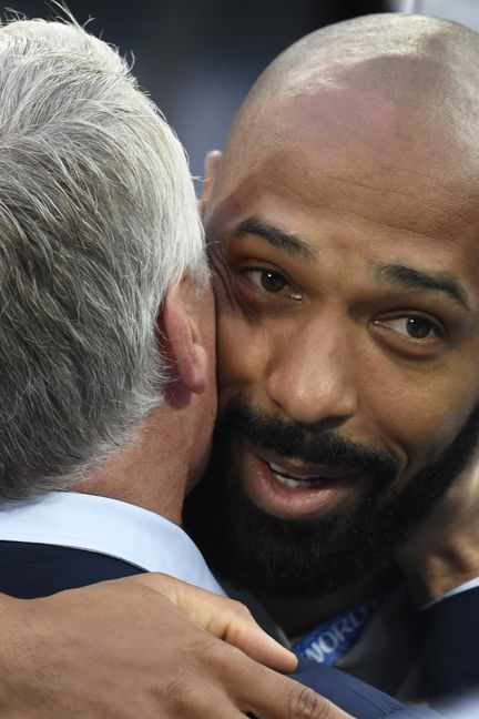 Didier Deschamps enlace Thierry Henry avant la rencontre entre la France et la Belgique, mardi 10 juillet à Saint-Pétersbourg (Russie). (CHRISTOPHE SIMON / AFP)