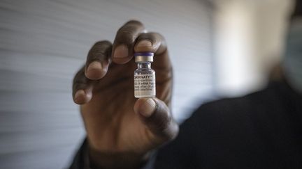 Un travailleur de la santé tient un vaccin Pfizer à l'hôpital Bertha Gxowa de Germiston, le 17 mai 2021. (MICHELE SPATARI / AFP)