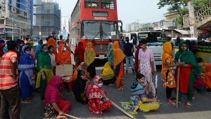 Des employés du textile manifestent à Dacca (Bangladesh), le 13 avril 2020, pour exiger le paiement de leurs salaires, impayés en raison de la pandémie de coronavirus. (MUNIR UZ ZAMAN / AFP)