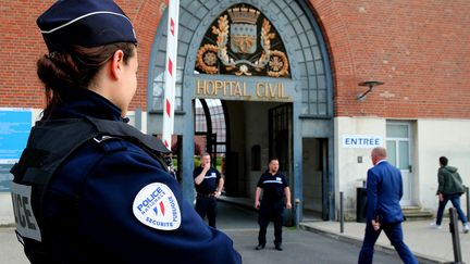 Les forces de l'ordre montent la garde devant le CHU de Reims après une agression à l'arme blanche, le 22 mai 2023. (FRANCOIS NASCIMBENI / AFP)