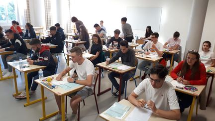 Des élèves en épreuve de philo au lycée Claude et Pierre Virlogeux à Riom (Puy-de-Dôme) le 17 juin 2019. (JULIETTE MICHENEAU / FRANCE-BLEU PAYS D’AUVERGNE)