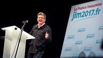 Jean-Luc Mélenchon, lors d'un discours à Boulogne-sur-Mer le 27 septembre 2016, sous le sigle "JLM 2017". (PHILIPPE HUGUEN / AFP)