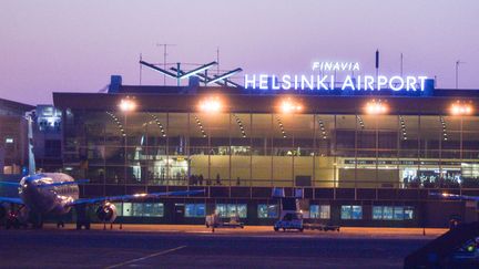 A l'aéroport d'Helsinki, en Finlande, on teste un passeport numérique dans le téléphone. Photo d'illustration (ARTUR WIDAK / NURPHOTO/ AFP)