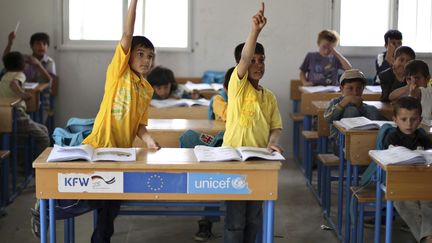 Des &eacute;l&egrave;ves syriens dans le camp de Mrajeeb Al Fhood, pr&egrave;s de Zarqa, le 13 avril 2014.&nbsp; (MUHAMMAD HAMED / REUTERS )