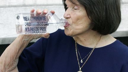 A l'occasion de la Journee mondiale de l'environnement, la Fondation Danielle Mitterrand lance une campagne de mobilisation nationale et invite les Fran&ccedil;ais &agrave; devenir "porteurs d'eau", Paris, le 5 juin 2010. (CHAUVEAU / SIPA)