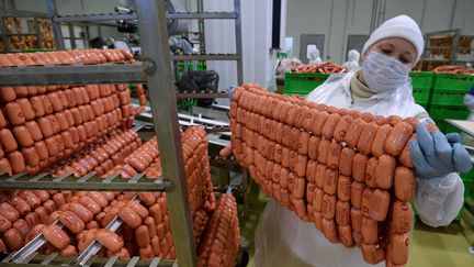 Une employée dans une usine de viandes de Fyodorovka (Russie), le 15 décembre 2015. (ALEKSANDR KONDRATUK / RIA NOVOSTI / AFP)