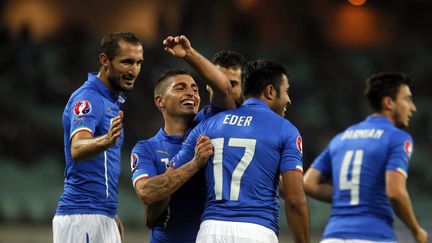 Eder félicité par ses coéquipiers italiens après le 1er but (ZURAB KURTSIKIDZE / EPA)