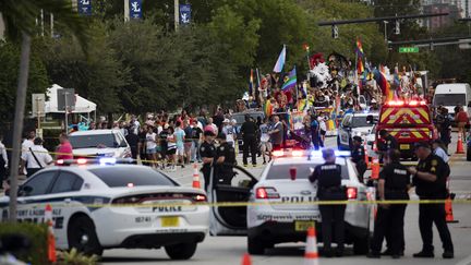 L'incident est survenu au départ du défilé LGBTQ (lesbiennes, gays, bisexuelles, trans, queers), dans la ville de Wilton Manors, près de Fort Lauderdale, le 19 juin 2021. (CHRIS DAY / SOUTH FLORIDA SUN-SENTINEL / AP)