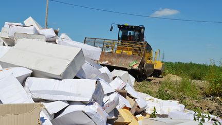 Un bulldozer d&eacute;truit des produits sous embargo dans la r&eacute;gion de Belgorod (Russie), le 6 ao&ucirc;t 2015. (RIA NOVOSTI / AFP)