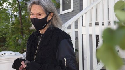 La poétesse américaine Louise Glück devant sa maison à Cambridge (Massachussets), le 8 octobre 2020 (MICHAEL DWYER / AP /SIPA)