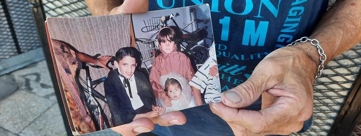 Carlos nous montre une photo de Messi, la veille de son départ pour Barcelone. Il avait à peine 13 ans. (SANDRINE ETOA-ANDEGUE / FRANCEINFO / RADIOFRANCE)