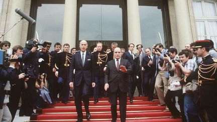 Le nouveau président français, François Mitterrand raccompagne son prédécesseur Valéry Giscard d'Estaing dans la cour de l'Elysée, le 21 mai 1981&nbsp;à Paris, à l'issue de la cérémonie de passation de pouvoir. (STF / AFP)