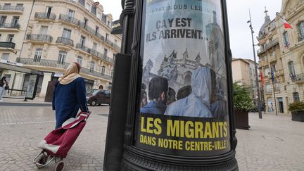 Une affiche anti-migrants dans le centre-ville de Béziers (Hérault), le 12 octobre 2016. (PASCAL GUYOT / AFP)