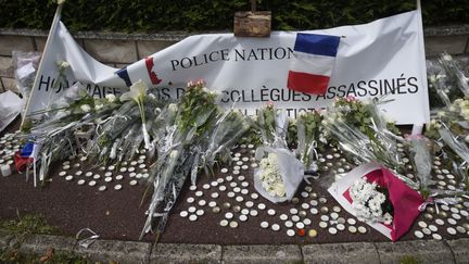 Une banderole en hommage aux policiers tués à Magnanville (Yvelines) le 16 juin 2016. (DOMINIQUE FAGET / AFP)
