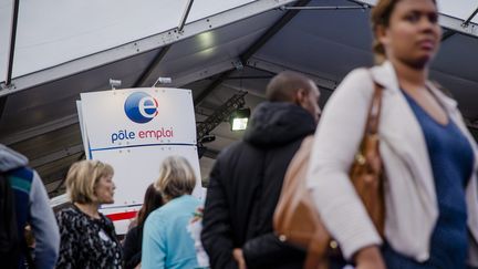 Un stand P&ocirc;le emploi au forum "Paris pour l'emploi", le 2 octobre 2014 &agrave; Paris. (MAXPPP)