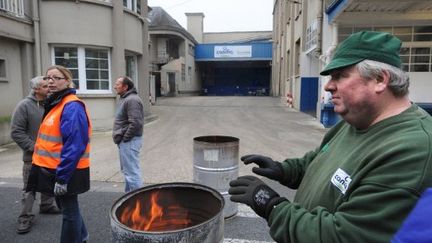 Les salari&eacute;s bloquent les entr&eacute;es de l'usine de Lude (Sarthe), le 9 novembre 2012. (JEAN-FRANCOIS MONIER / AFP)