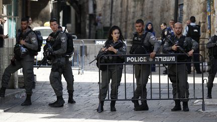 Des&nbsp;forces de sécurité israéliennes bouclent l'entrée de la mosquée&nbsp;Al-Aqsa à Jérusalem après l'assassinat de deux policiers, vendredi 14 juillet 2017. (AHMAD GHARABLI / AFP)