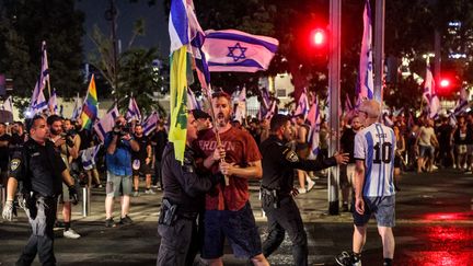 Manifestation à Tel-Aviv, en Israël, le 24 juillet 2023, lorsque le Parlement a voté une mesure phare de la réforme judiciaire portée par le gouvernement. (JACK GUEZ / AFP)