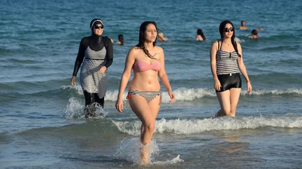 Des femmes sur la plage de Ghar El Melh près de Bizerte (Tunisie), le 16 août 2016. (FETHI BELAID / AFP)