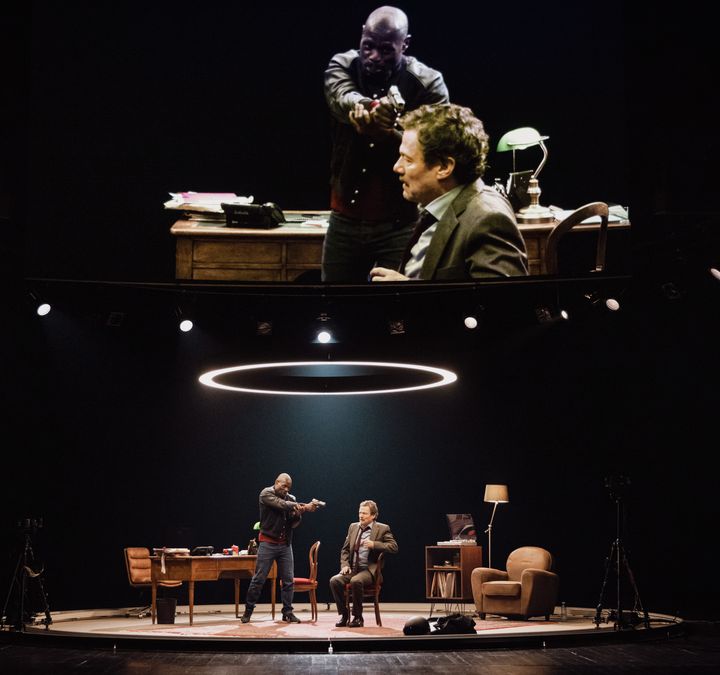 Kery James et Jérôme Kircher dans la pièce "À huis clos" au théâtre du Rond-Point. (SIMON GOSSELIN)