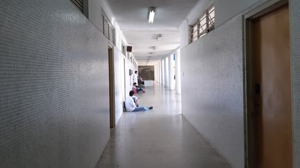 Les couloirs quasiment vides de l'lnstitut de médecine tropicale de Caracas, le 27 février 2019. (BENJAMIN ILLY / RADIO FRANCE)